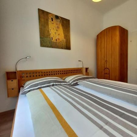 Altbauwohnung Neu Saniert - Fuer Familien Geeignet Vienna Luaran gambar