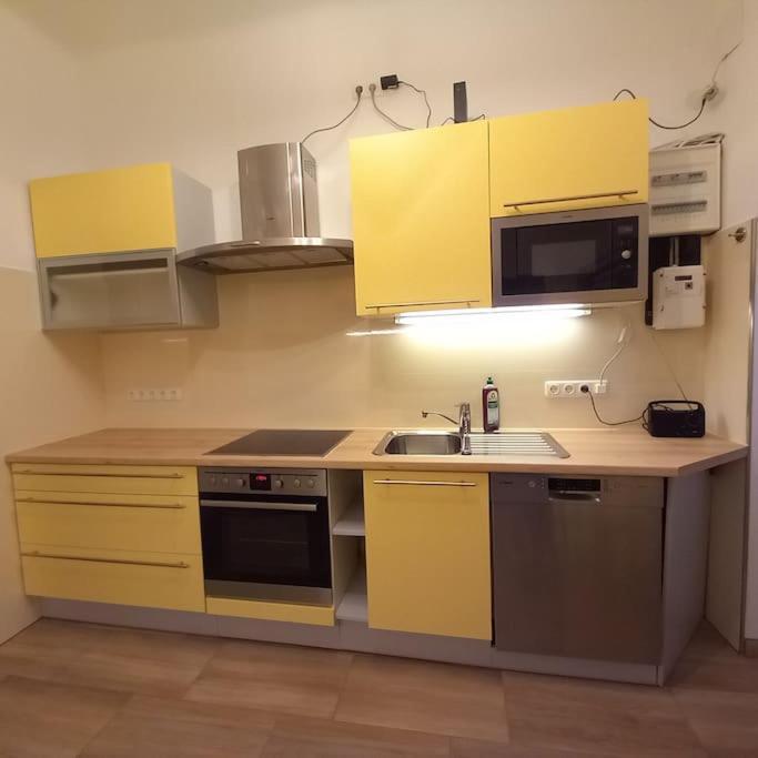 Altbauwohnung Neu Saniert - Fuer Familien Geeignet Vienna Luaran gambar