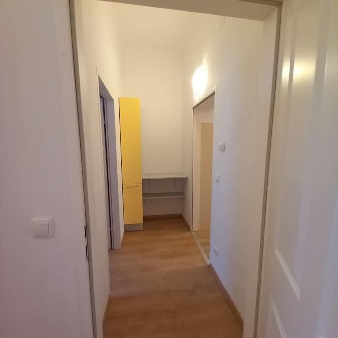 Altbauwohnung Neu Saniert - Fuer Familien Geeignet Vienna Luaran gambar