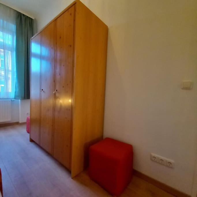 Altbauwohnung Neu Saniert - Fuer Familien Geeignet Vienna Luaran gambar